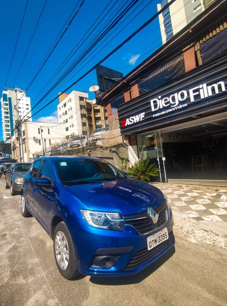 Instalação de película automotiva da linha linha Vision Black em Renault Sandero